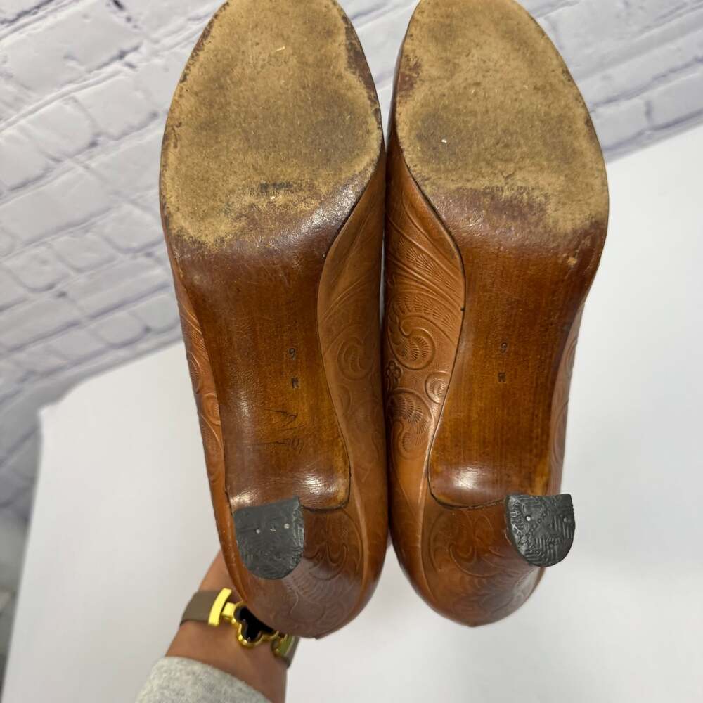 Vintage Perry Ellis Brown Tooled Leather Floral Pumps Made in Italy Size 9 - Picture 4 of 6